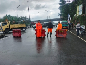 Dishub Kota Cimahi Bantu Evakuasi Korban Banjir Di Kelurahan Karangmekar.